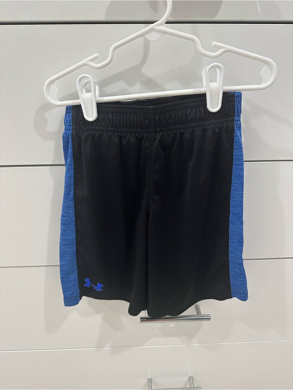 Under Armour Boys Athletic Shorts with Blue Side Panels Size 7